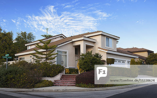 Äußeres Mittelklassehaus mit Pflanzen  Laguna Beach  Kalifornien  USA