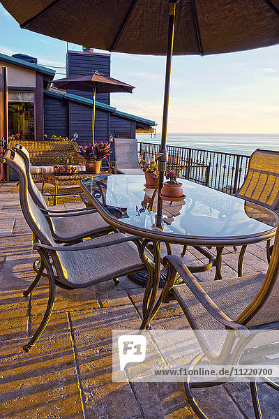Tisch auf der Terrasse mit Meerblick