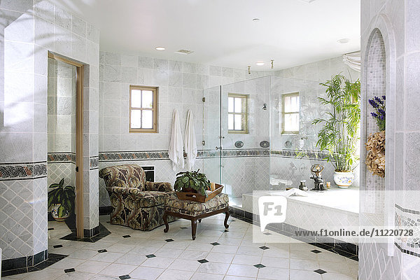 Interieur eines häuslichen Badezimmers mit Sessel und Hocker  Kalifornien  USA