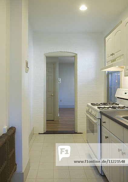 Fliesenboden in der Küche einer kleinen Wohnung