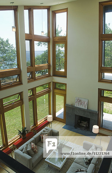 Blick von oben in ein modernes Wohnzimmer mit mehreren Fenstern