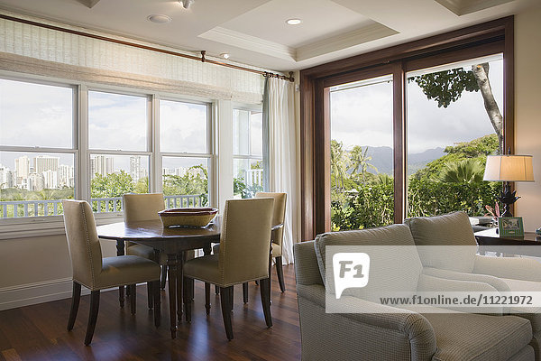 Sitz- und Essbereich im Haus mit Blick auf die Innenstadt von Hawaii