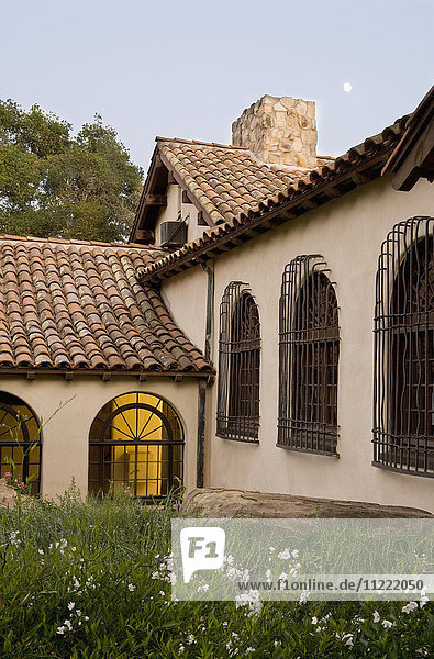 Fensterreihe mit schmiedeeisernen Gittern an der Seite eines Hauses im spanischen Stil
