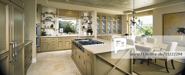 Kücheninsel und Essbereich in einer modernen Küche  Panoramablick