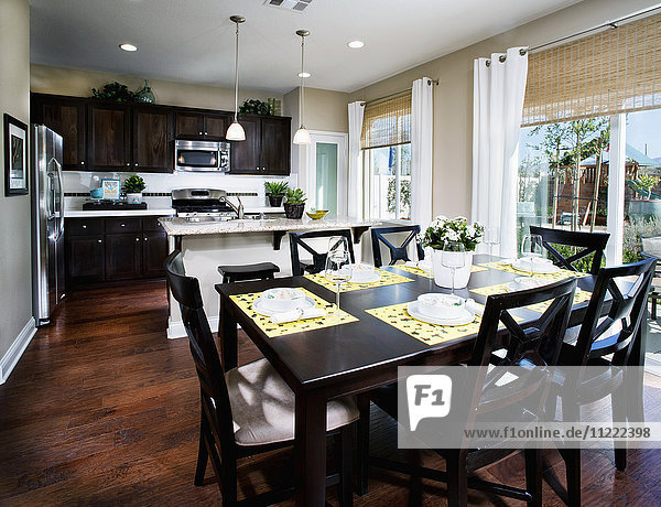 Essbereich und Küche in einem modernen Haus  Palmdale  Kalifornien  USA