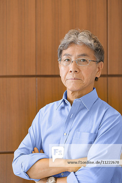 Modischer japanischer älterer Mann Porträt