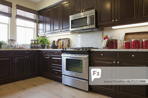 Blick auf eine Küche mit braunen Schränken zu Hause