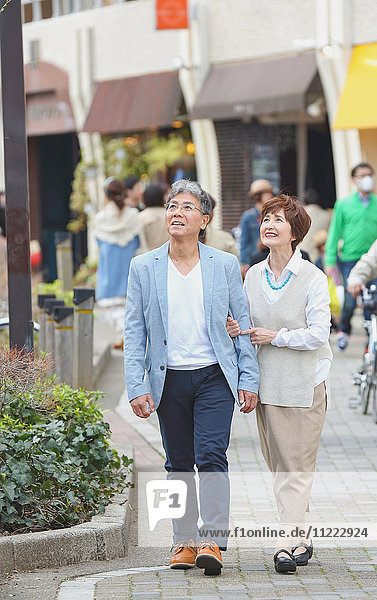Modisches japanisches Seniorenpaar in der Innenstadt von Tokio