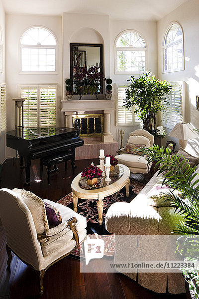 Sitzmöbel mit Klavier im Wohnzimmer zu Hause