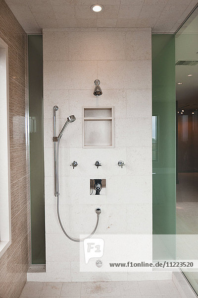 Modernes Badezimmer mit Dusche zu Hause