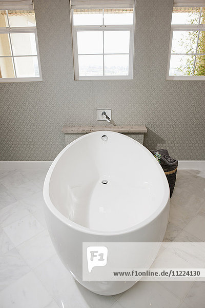 Weiße freistehende Badewanne in einem modernen Badezimmer