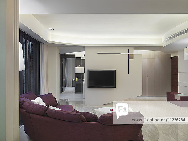Modernes Wohnzimmer mit Flachbildfernseher