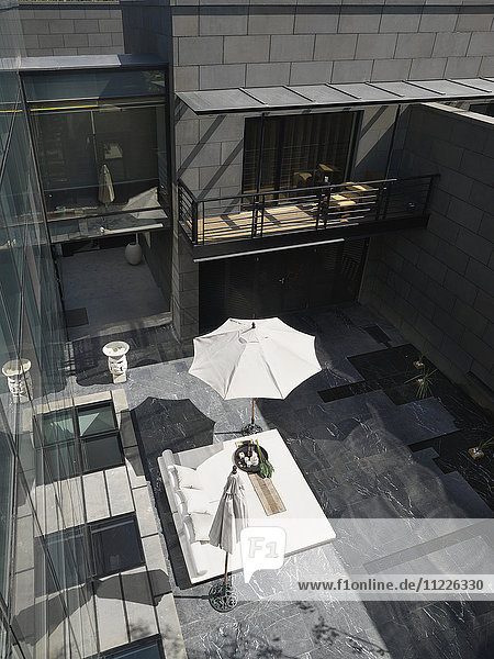 Lounge-Bereich im Freien mit Sonnenschirmen