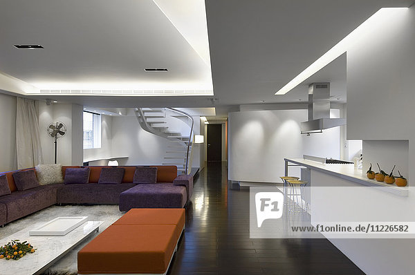 Modernes Interieur mit orangefarbenen und lila Möbeln