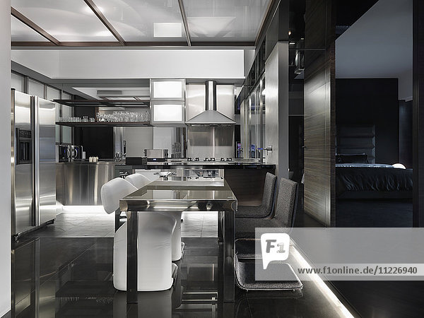 Moderne schwarz-weiße Küche und Essbereich