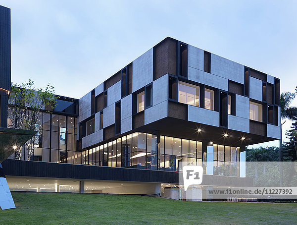 Front außen modernes Gebäude mit geometrischem Muster in der Abenddämmerung