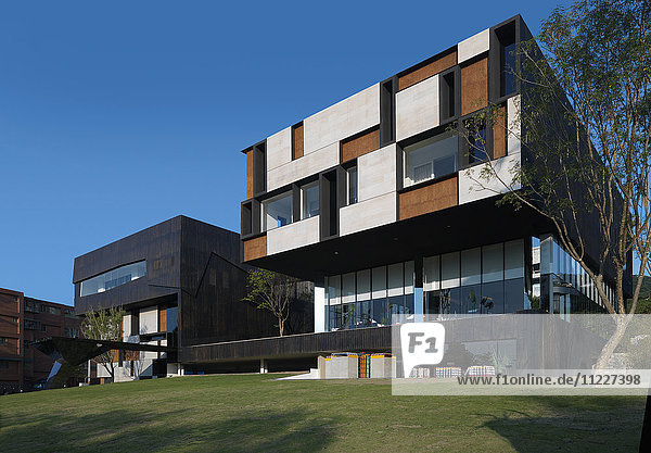 Front außen modernes Gebäude mit geometrischen Formen