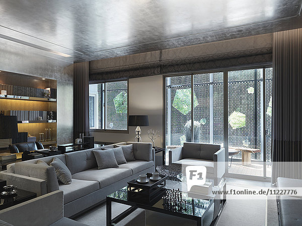 Modernes Wohnzimmer mit grauen Möbeln