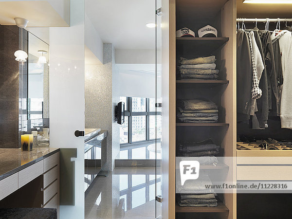 Kleiderschrank und Waschtisch in einer modernen Wohnung