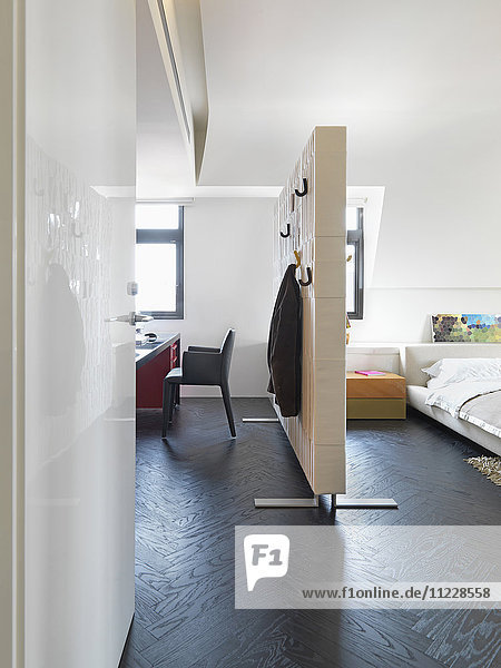 Raumteiler zur Trennung von Schlafzimmer und Büro in einer modernen Wohnung
