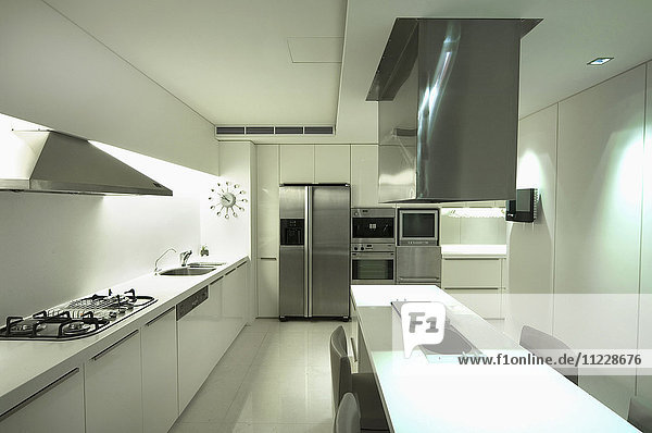 Moderne weiße Küche
