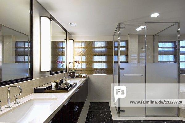 Modernes Badezimmer mit großer Glasdusche