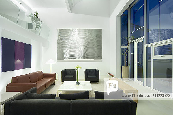 Sofa und Sessel im modernen Wohnzimmer