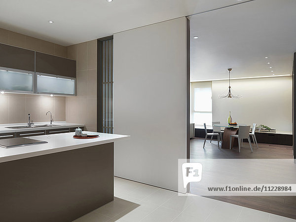 Moderne minimalistische Küche und Esszimmer