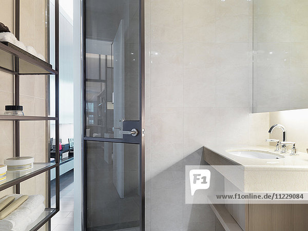 Waschbecken und Glastür in einem modernen Badezimmer