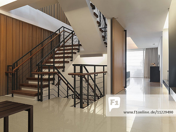 Flur und Treppenhaus in einer modernen Wohnung