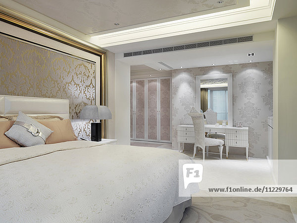 Elegantes Schlafzimmer mit bedruckter Tapete