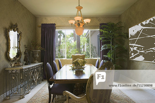 Elegantes Esszimmer mit lila Stühlen