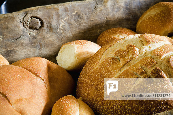 Frisch gebackenes Brot in Holzschüssel