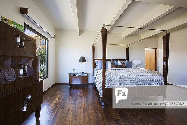 Minimalistisch-modernes Schlafzimmer mit Vierpfostenbett