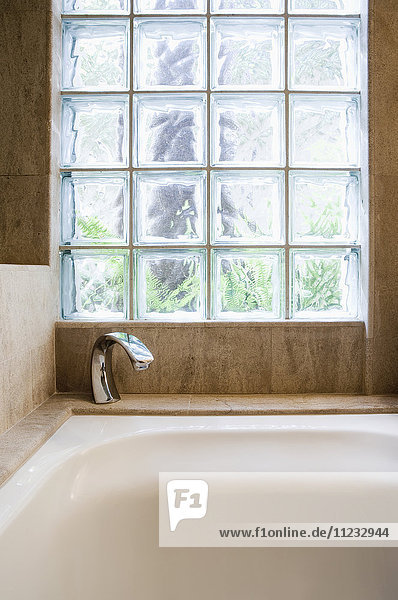 Detail der Badewanne und des gewürfelten Glasfensters.