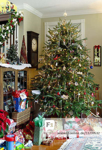 Geschenkkartons mit geschmücktem Weihnachtsbaum