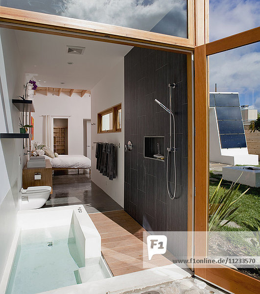 Hauptbadezimmer und Schlafzimmer in einem modernen  umweltfreundlichen Haus
