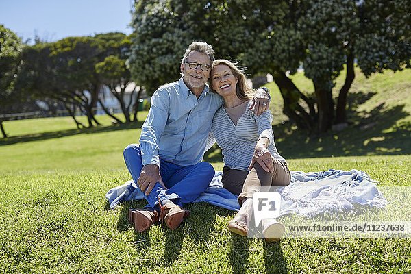 Ehepaar auf Picknickdecke