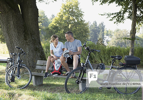 Paar in der Natur mit E-Bike