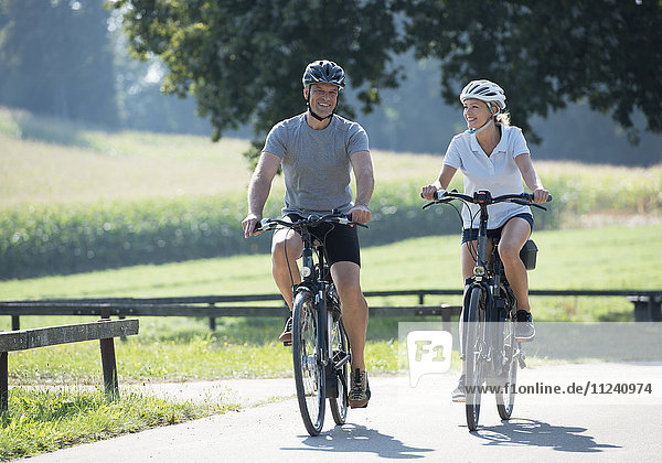 Paar fährt mit E-Bikes
