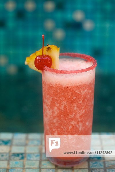 Cocktail mit Früchten auf der Glasseite  Nahaufnahme
