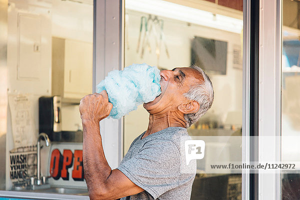 Älterer Mann isst Zuckerwatte  Long Beach  Kalifornien  USA