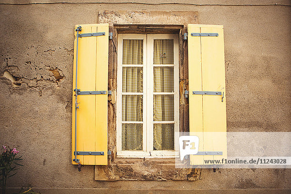 Fenster mit Fensterläden  Boutenac  Frankreich