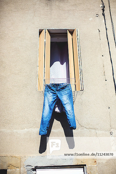 Jeans  die am offenen Fenster hängen  Boutenac  Frankreich