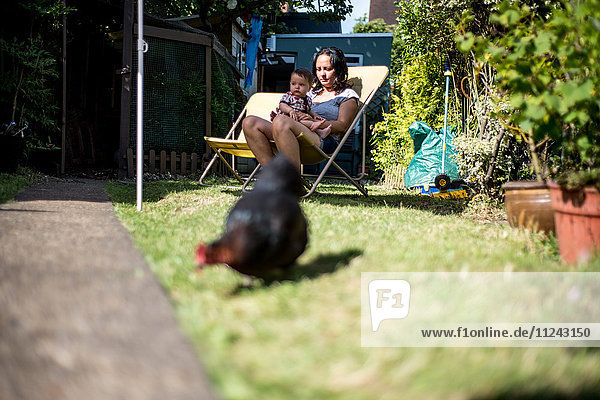 Mutter und Sohn entspannen sich am Sommertag im Garten