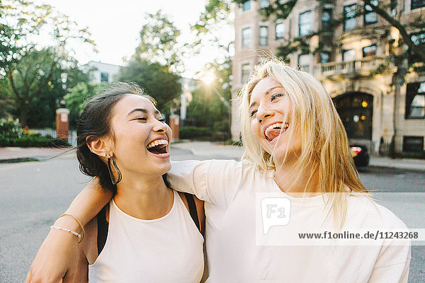 Frauen lachen auf der Straße