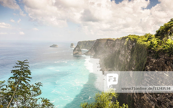 Erhöhte Ansicht der Küstenklippen  Südküste  Nusa Penida  Indonesien