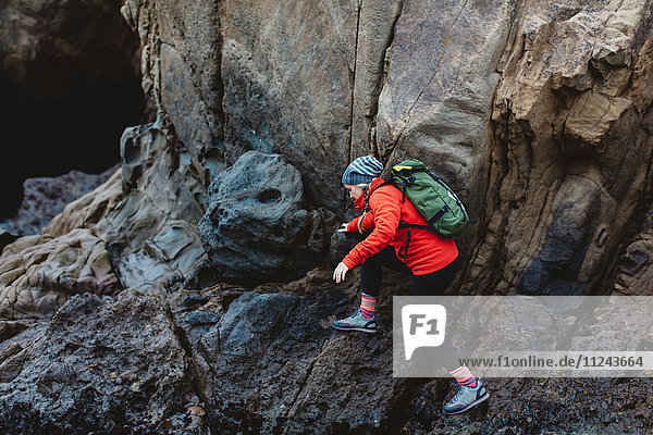 Wanderer  der über Felsen klettert  Big Sur  Kalifornien  USA