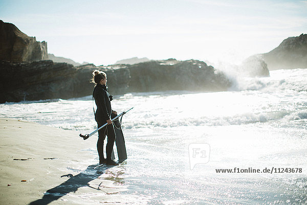 Taucher mit Harpune am Strand  Big Sur  Kalifornien  USA