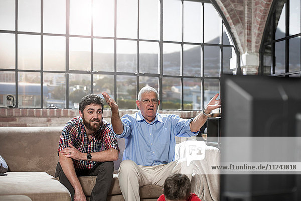 Vater und Sohn beim Fernsehen zu Hause